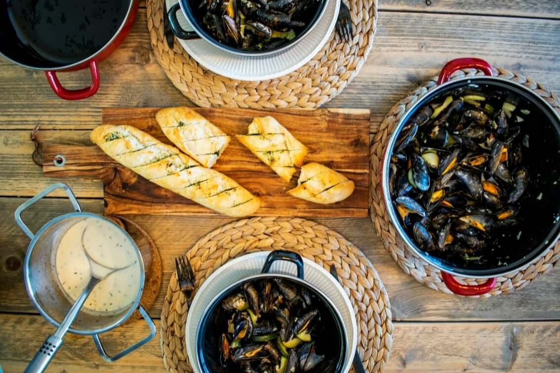 braune Holzschale mit braunem Essen