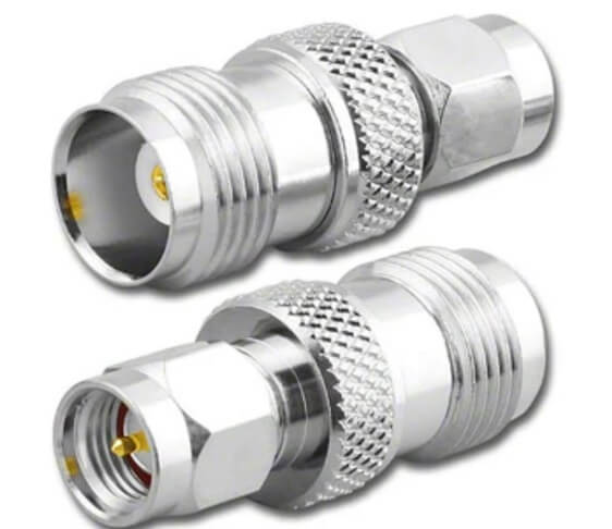 Gros plan d'un couple de connecteurs coaxiauxDescription générée automatiquement