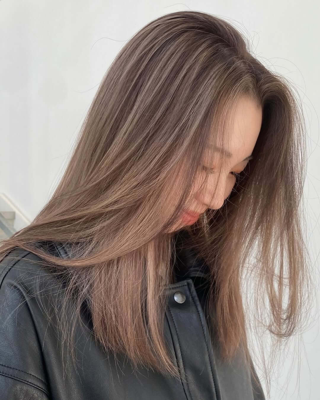 Moccha Mousse hair color also gives off that effortlessly cool, 'mixed-heritage' vibe – polished, but not like you're trying too hard.