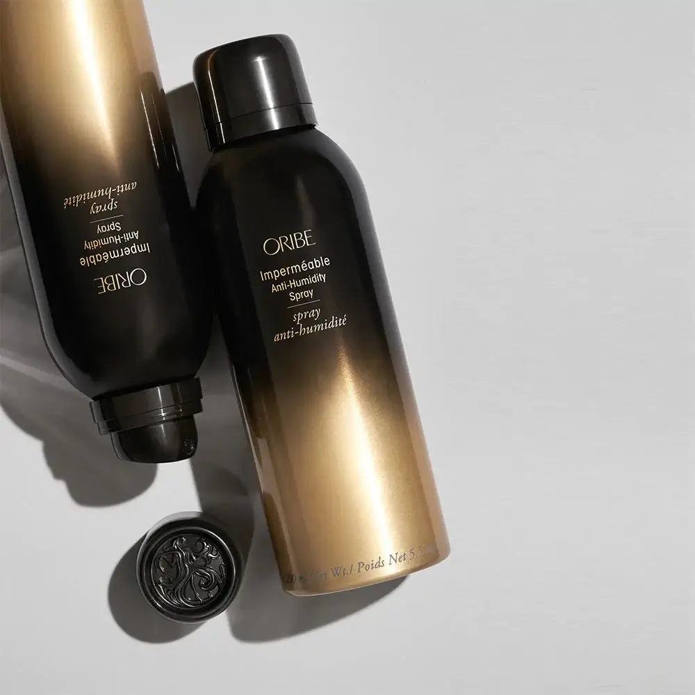 Oribe lightweight Impermeable Anti-Humidity Spray blocks frizz, adds texture, and sets your style, so you can enjoy a beautiful, frizz-free look.