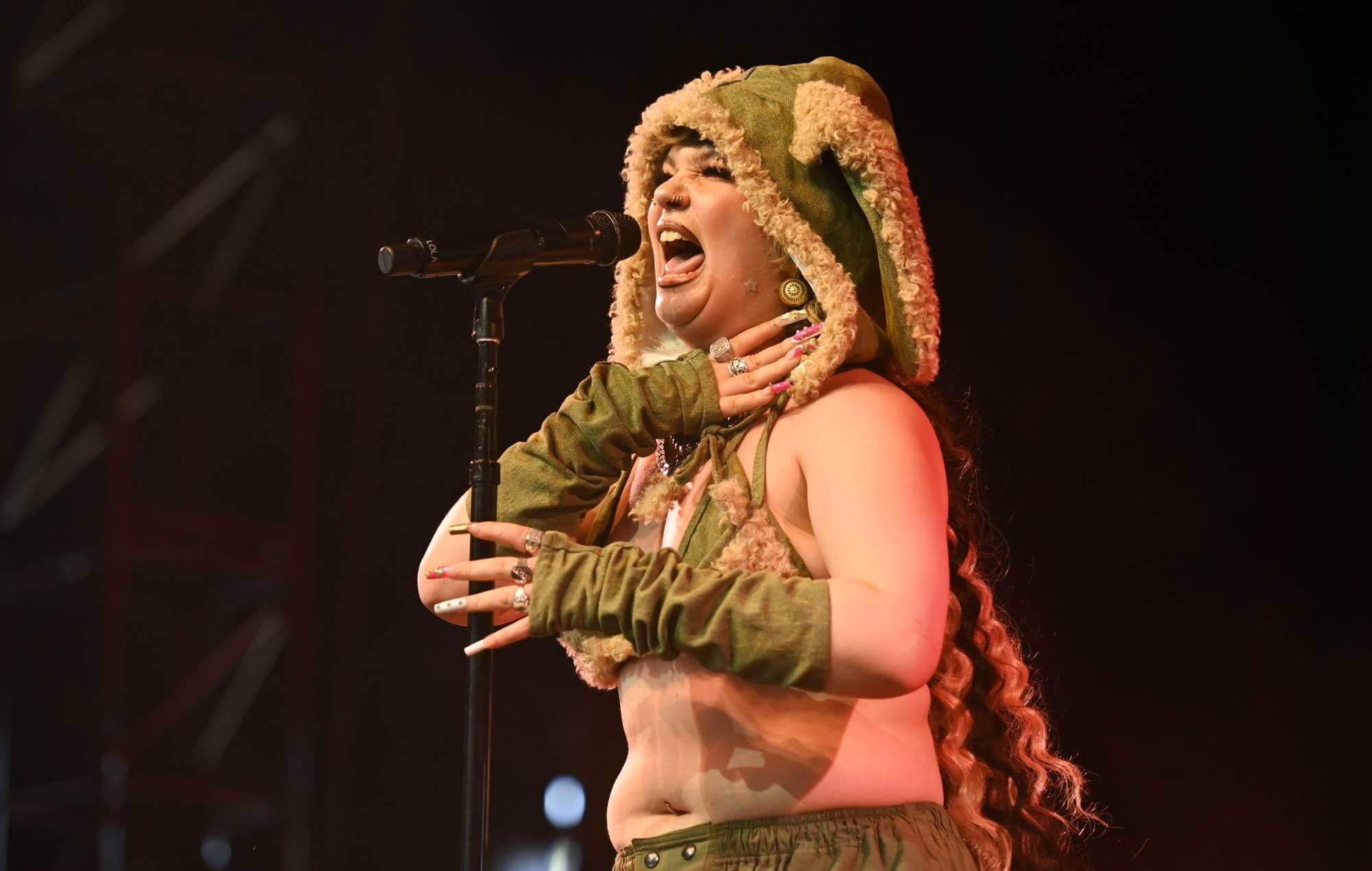 Lola Young performing at Coachella 2025