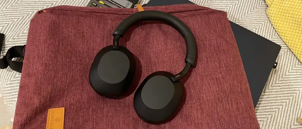 Sony WH-1000XM5 Side