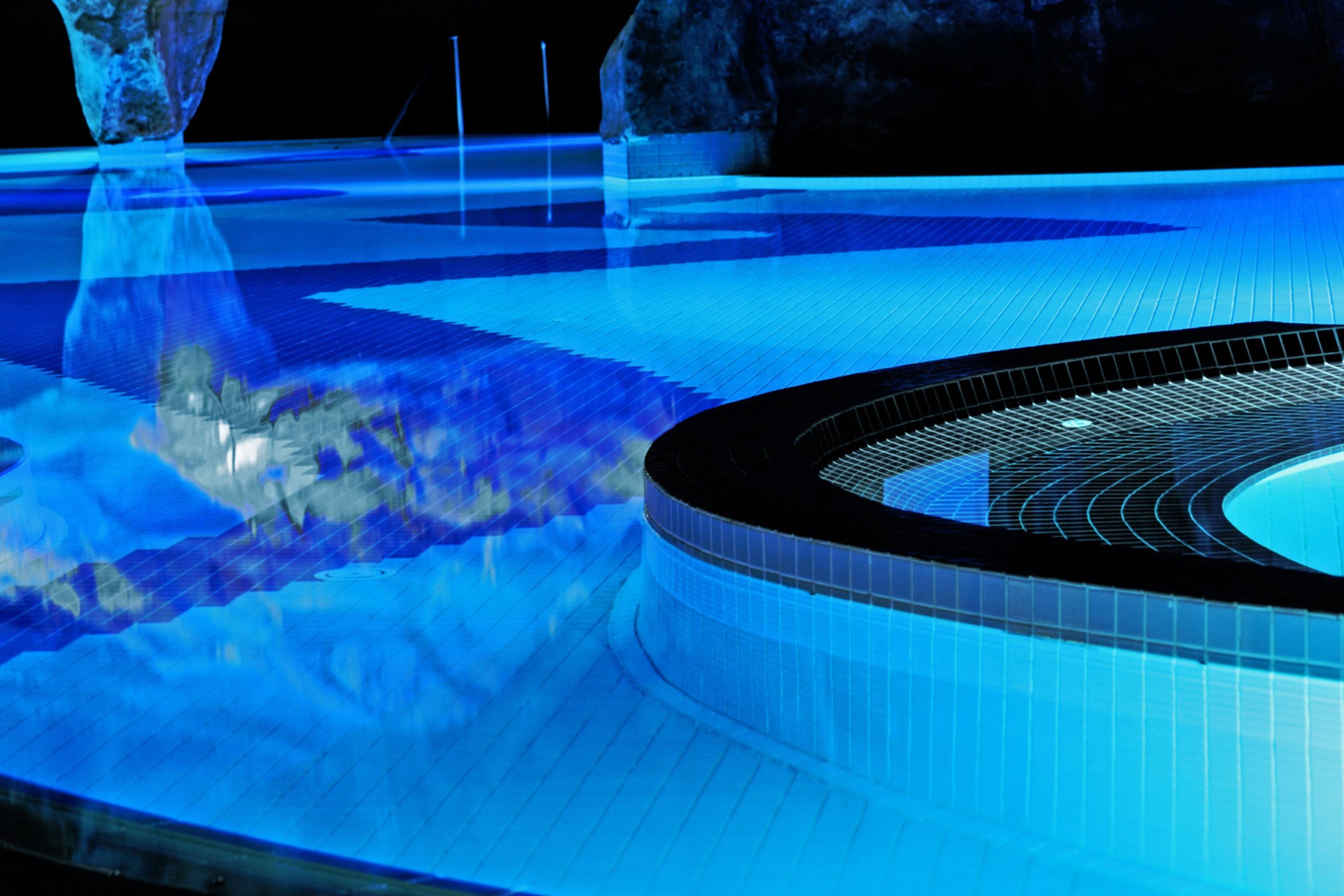 Illuminate Your Pool: LED vs. Halogen Lighting