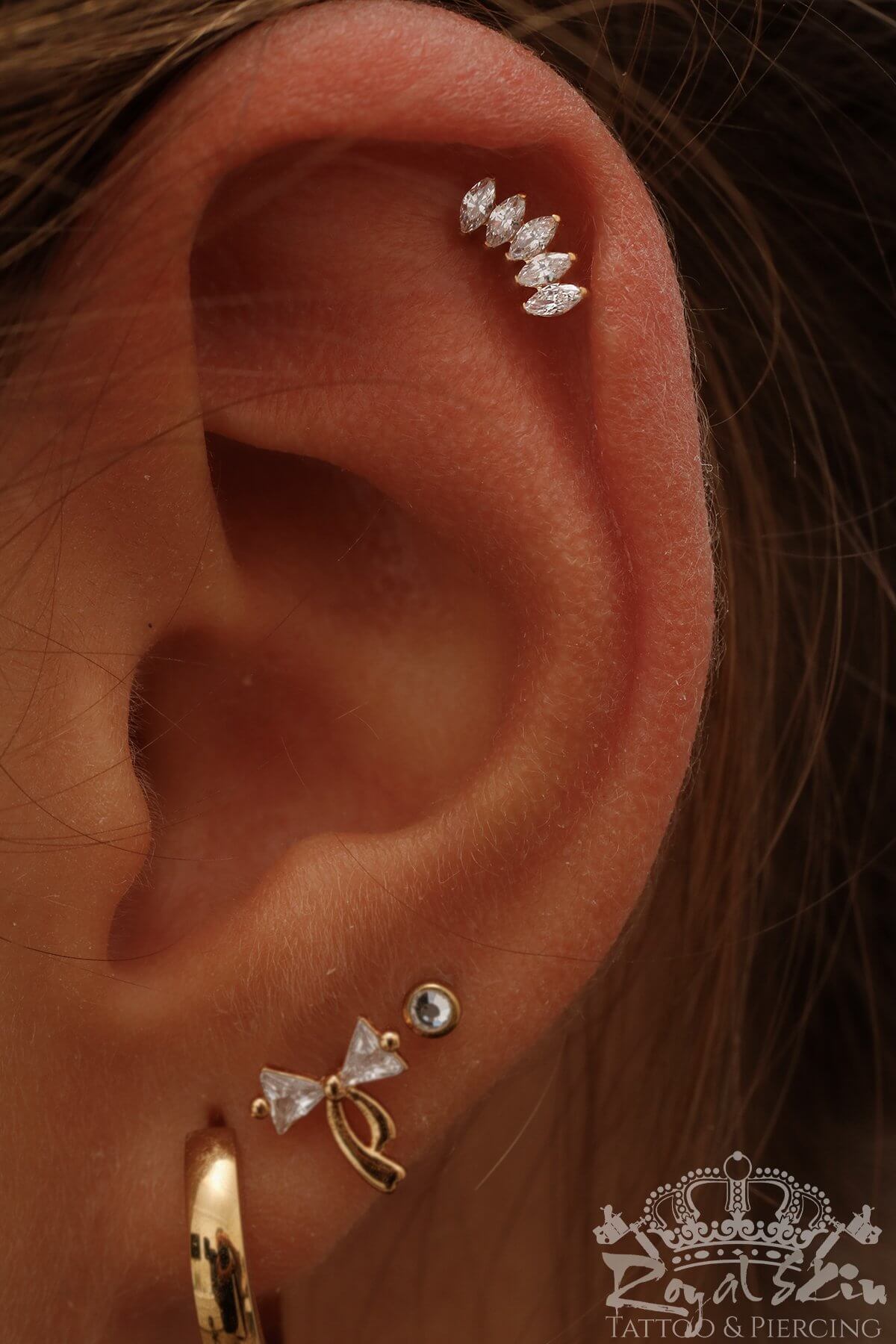 Helix Piercing mit Titan Gold 18kt 5 Marquise Zirkonia Kristall Ohrstecker gepierct im ROYALSKIN Berlin