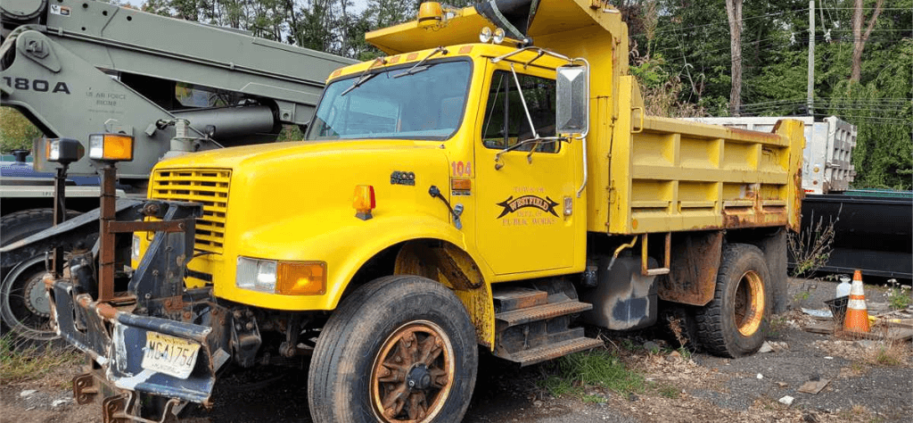2000 International 4900 Dump Truck image