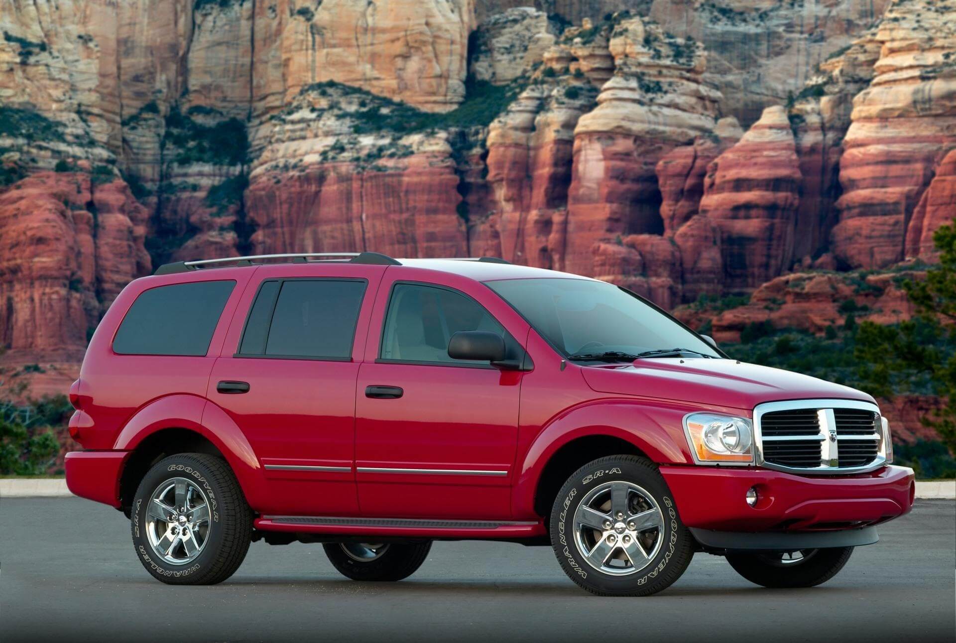 2006 Dodge Durango, one of the Dodge Durango years to avoid, with low owner satisfaction, yet equipped with power steering.