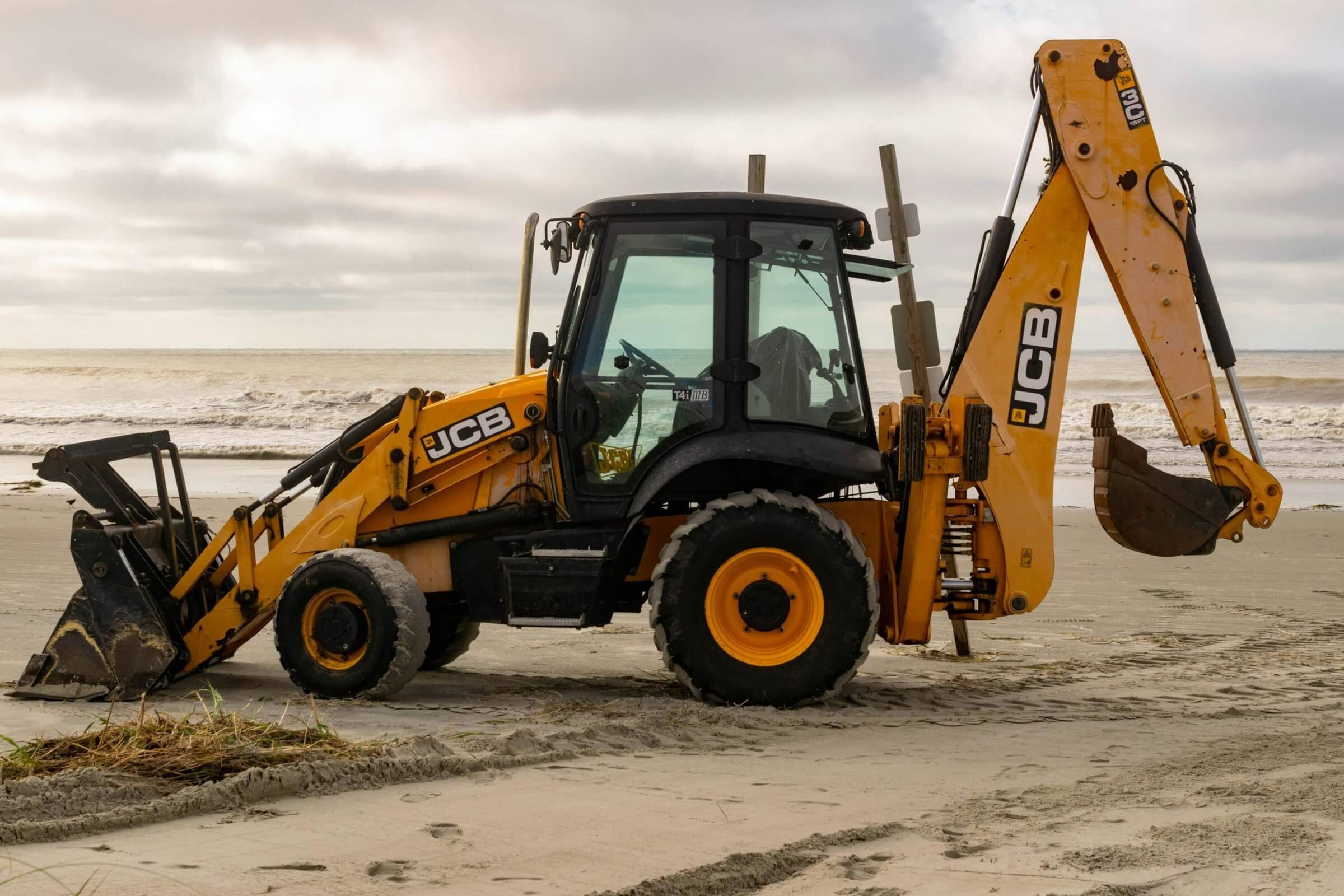 Backhoe loader (in this instance, brand new bucket) which may have factors that affect price such as location, brand model, additional parts, and machine hours.