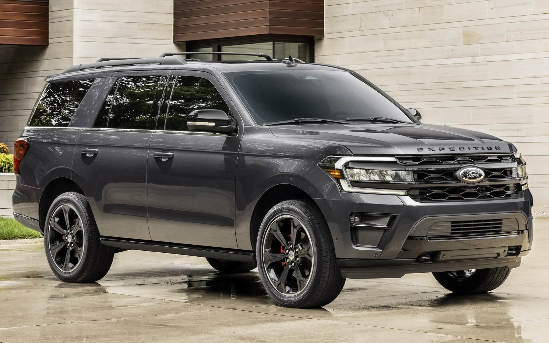 Best SUVs for towing- 2022 Ford Expedition, a reliable vehicle with high towing capacity and a lot of interior space, one of the best SUVs for towing.