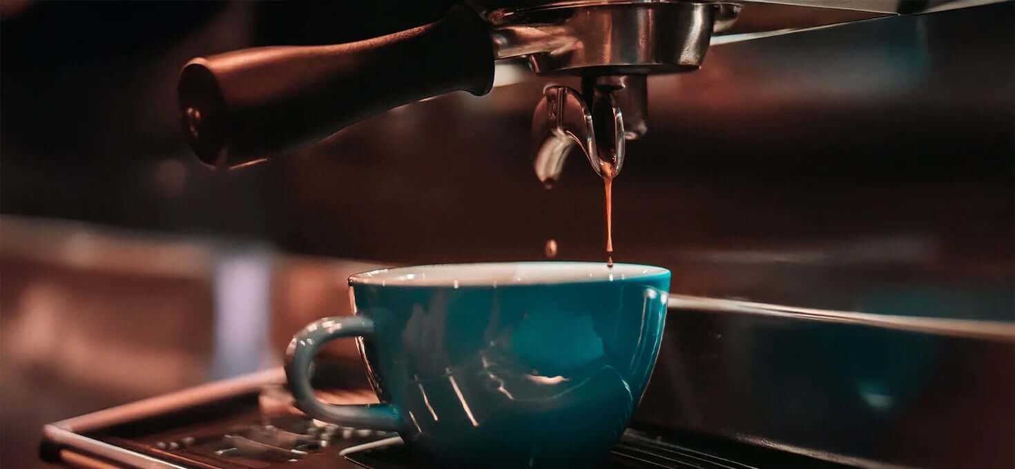É melhor tomar café puro ou café com leite?