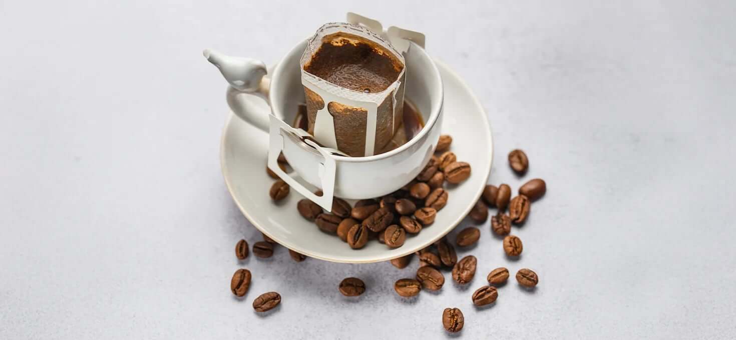 Os cafés torrados escuros têm mais cafeína?