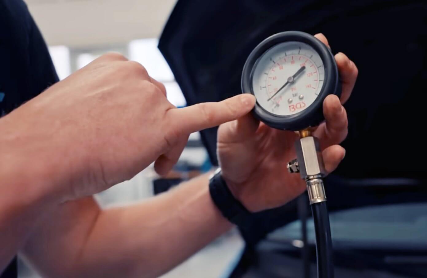 Öldruckpumpe nah, zeigt unter 1 bar, darunter leiden Auto-Verschleißteile