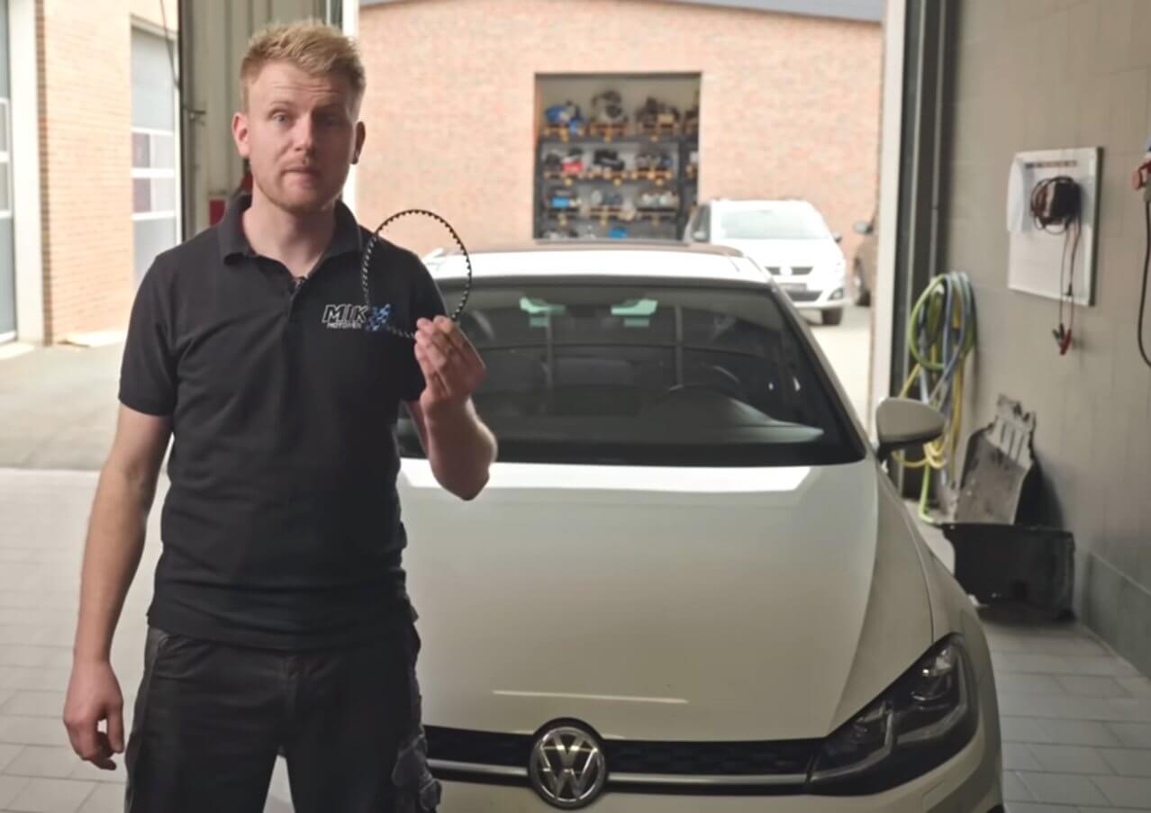 Marvin zeigt einen Zahnriemen