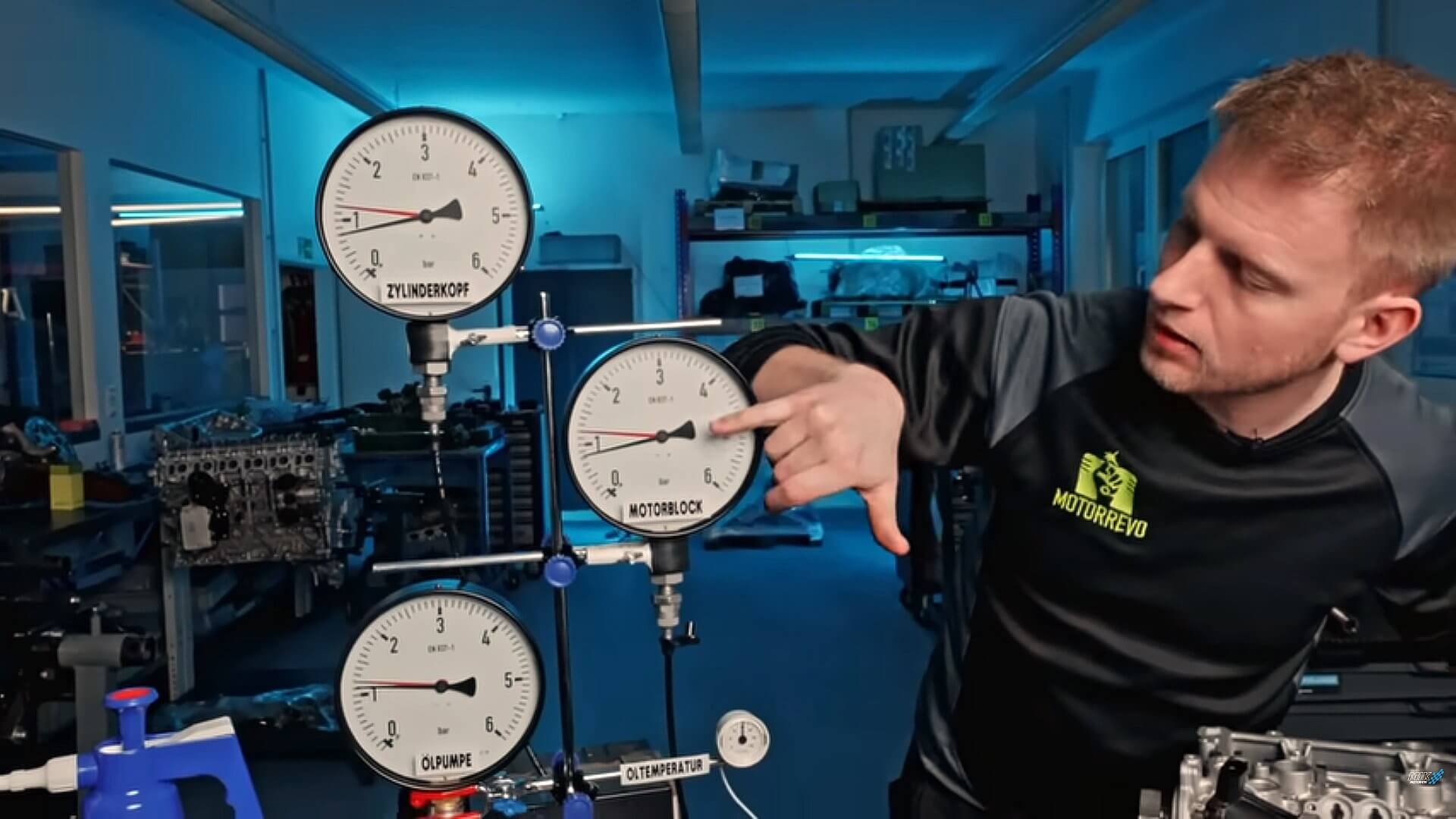 Bild zeigt verschiedene Öldruckmesser, Ölpumpe zeigt 1,1 bar, bei Motorblock und Zylinderkopf liegt er unter 1 bar.