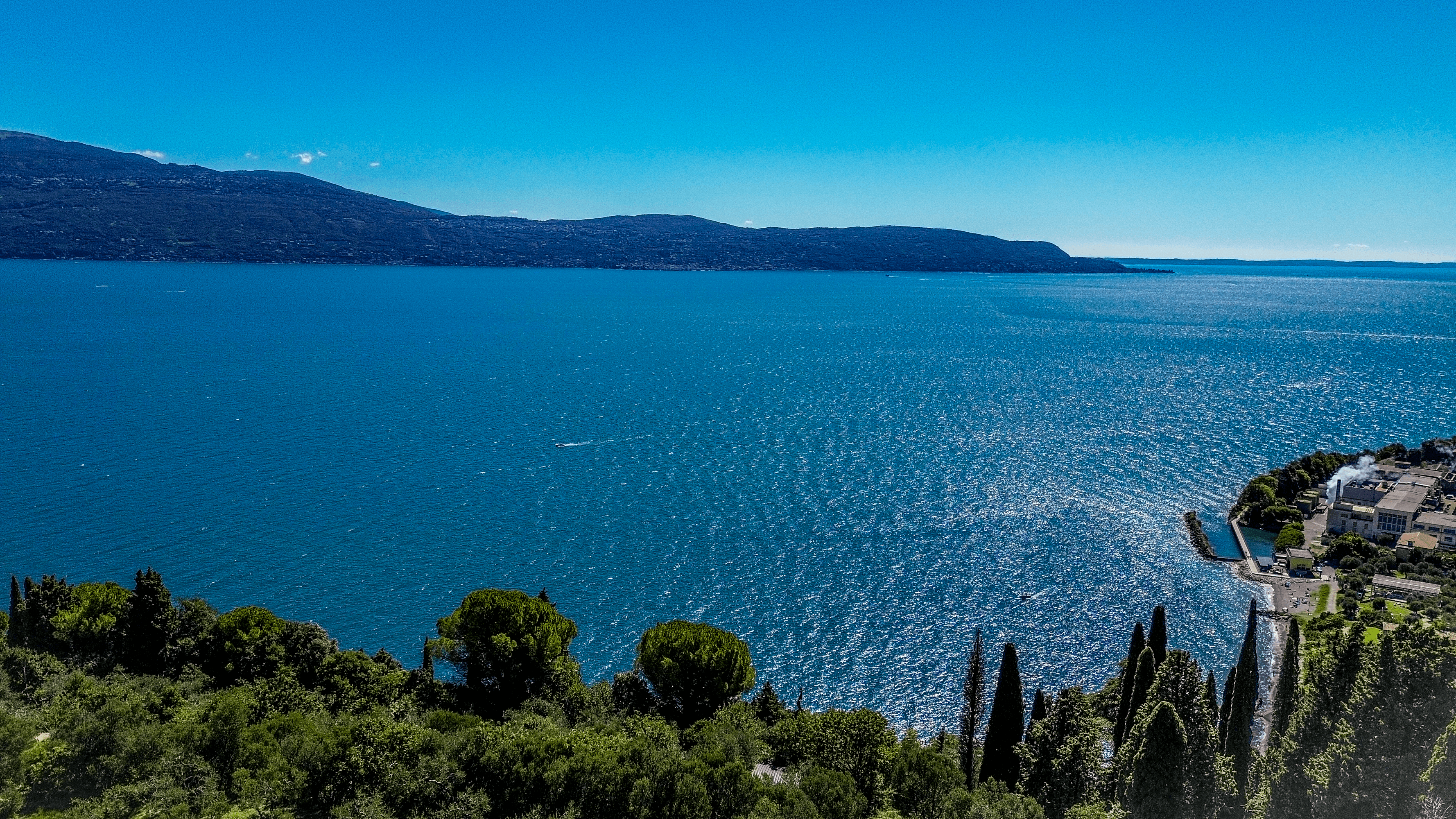 Vista aerea del Lago di Garda dalla zona di Gaino e Pulciano, Toscolano Maderno