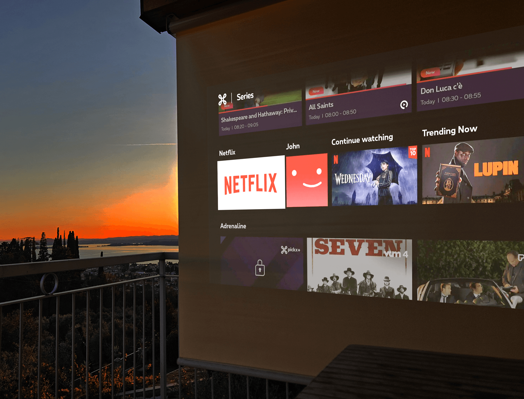 Proiettore portatile per vedere film all’aperto con vista lago