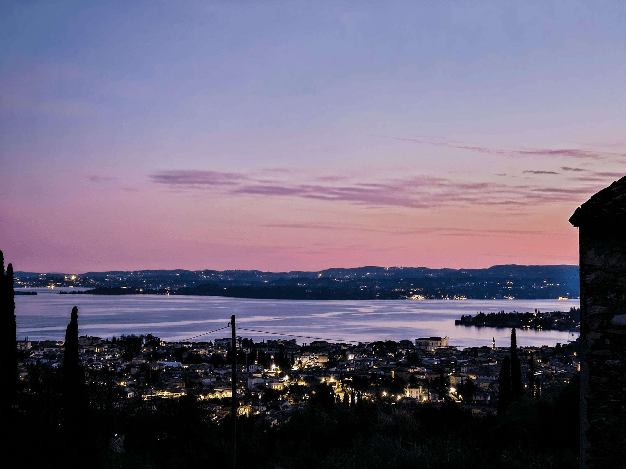 Vista su Toscolano Maderno e sul Lago di Garda dal balcone di Altavista a Pulciano