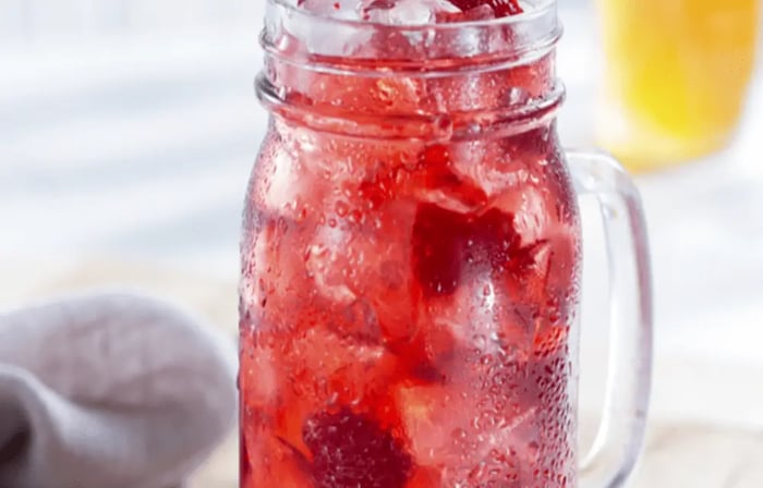 Chilled raspberry sweet tea served with raspberries