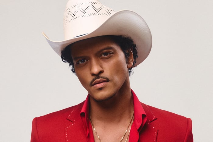 https://dropinblog.net/cdn-cgi/image/fit%3Dscale-down%2Cformat%3Dauto%2Cwidth%3D700/34259067/files/featured/bruno-mars-the-romantic-press-image.jpg