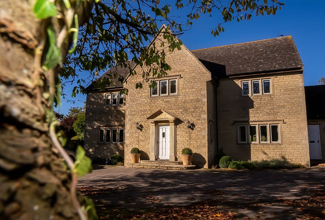 Stone Mullioned Windows: Cute Cosy Cottage Aperture