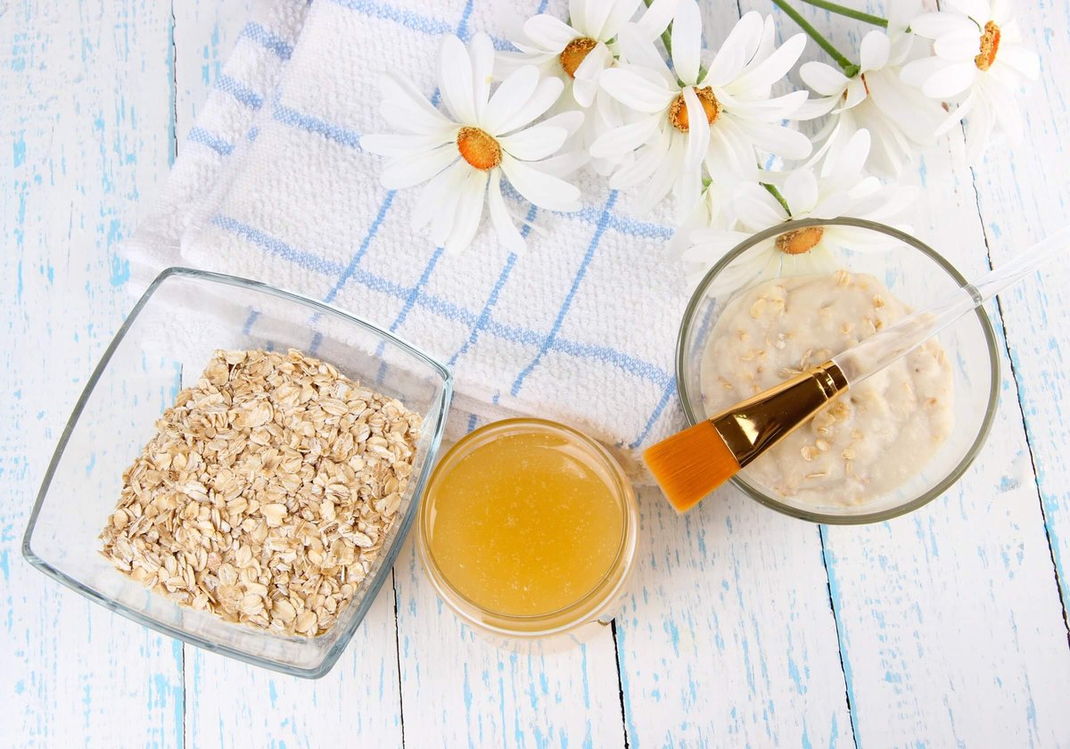 Oatmeal and honey facial mask recipe made with oats, yogurt and honey