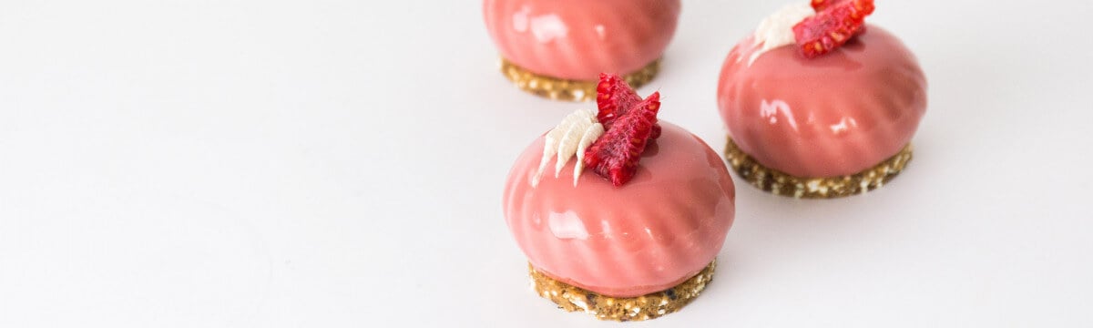 Petit cocoa raspberry cheesecake gateaux