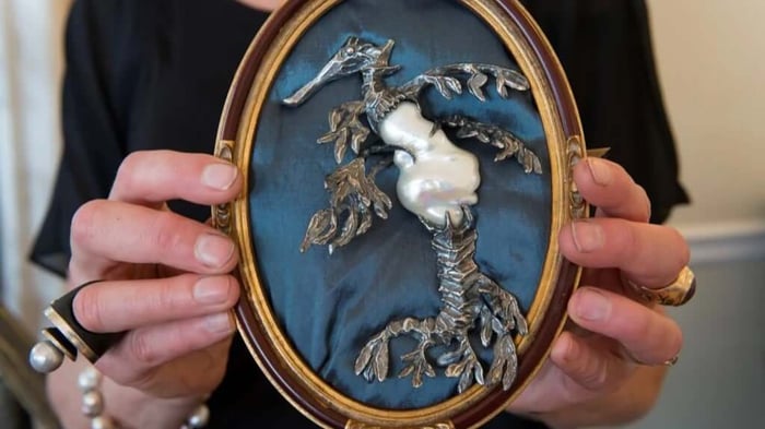 a leafy sea dragon made with a 55 mm pearl