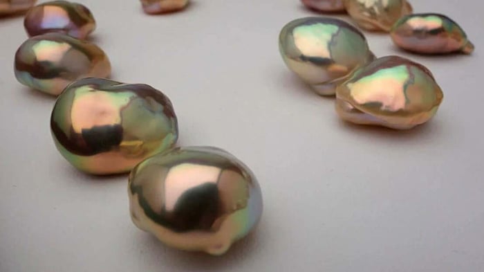 Loose metallic souffle pearls
