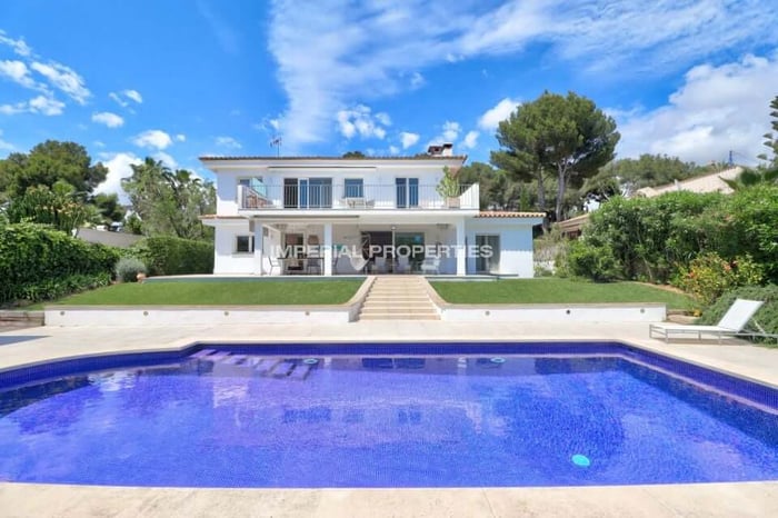 Una Villa Privada en Santa Ponsa, a Pasos del Puerto Deportivo y de la Pequeña Playa