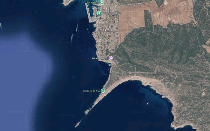 El Toro: el Pueblo en el Acantilado detrás del Puerto Deportivo de Port Adriano