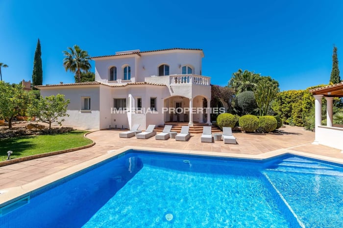 Eine Private Villa in Nova Santa Ponsa mit Eigenem Garten und Golf vor der Tür
