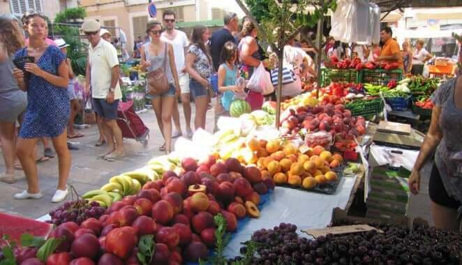 Der Samstagmarkt in Santa Ponsa: Was Wirklich Passiert und Warum Einwohner Nirgendwo Sonst Einkaufen