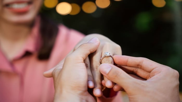 Gold and Platinum Engagement Rings: How To Choose The Right Metal