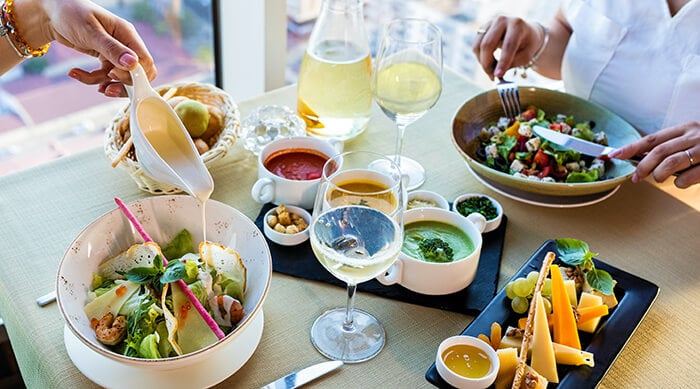 22 Best Low-Carb Wines & How to Enjoy Them on a Diet