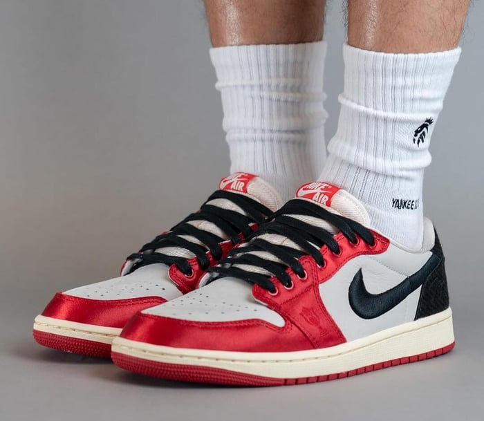 TROPHY ROOM X AIR JORDAN 1 LOW OG HOME & AWAY