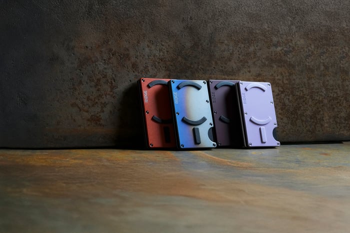 Carbon Fiber vs Titanium Wallets vs Aluminum vs leather Wallets: A Comparison Guide