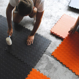 ¿Cómo se instalan las losetas de PVC?