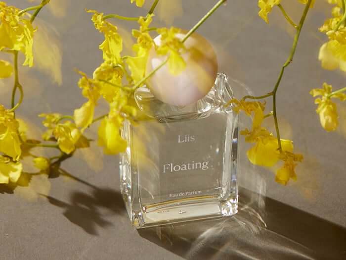 Floating by Liis: Weightless Clarity Like a Feather