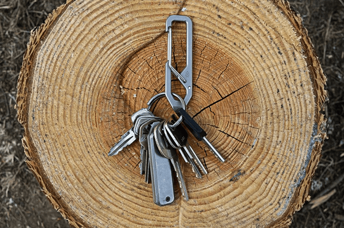 THE GALLANTRY GUIDE TO THE CARABINER KEYCHAIN