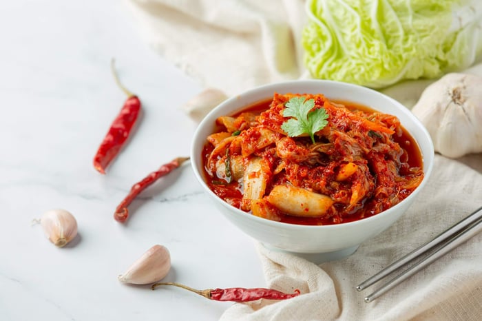 Kan bakterier fra kimchi udskille mikroplast fra kroppen?
