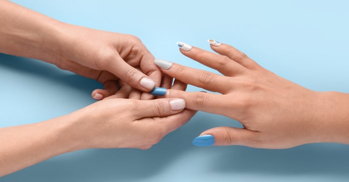 A Complete Guide to Nail Glue: Tips and Tricks