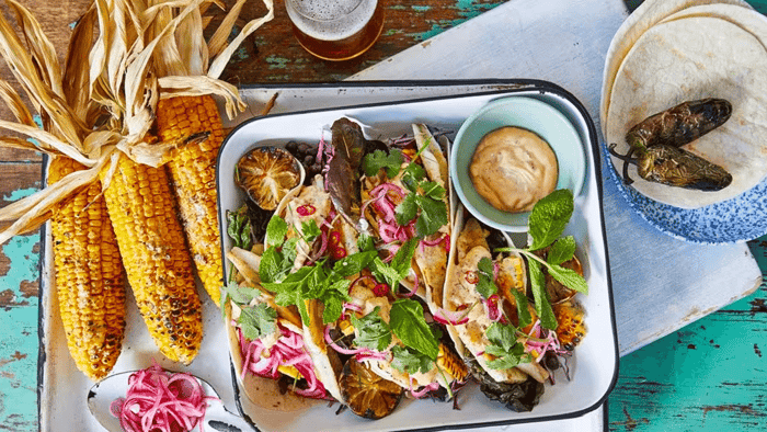 Overview of the Beefeater Discovery Clubman 4 Burner Stainless Steel BBQ