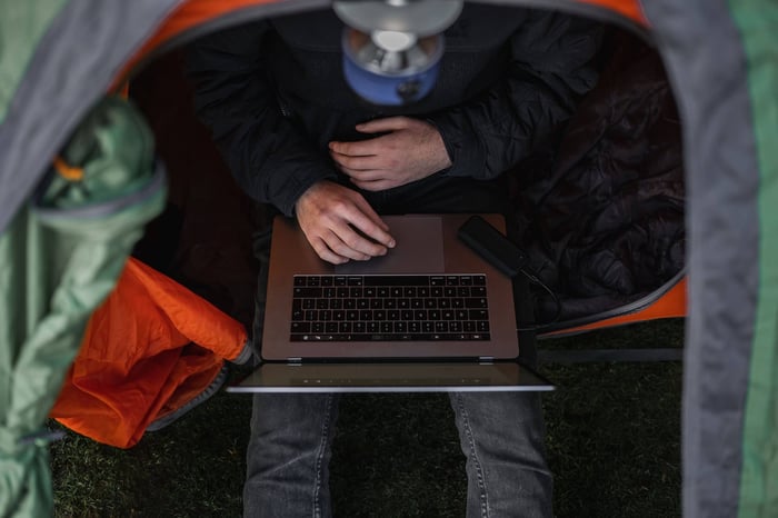 Field DIT Workflows for Mobile & Travel Creators: Zero-Loss Offloading in the Wild