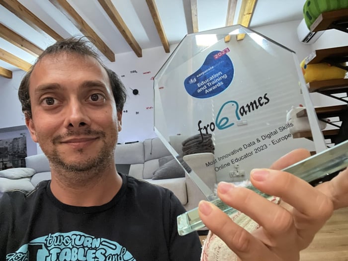 Educación Online en Frogames Formación: Elevándonos por Encima de los Gigantes