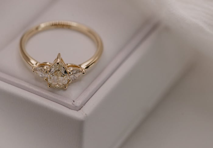 How do you tell the difference between a lab grown and a natural diamond..?