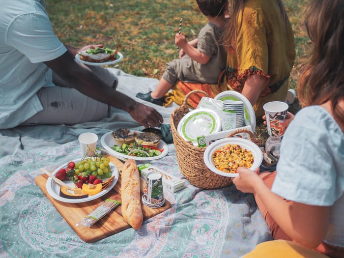 Unwrapping the Joy of Compostable Tableware