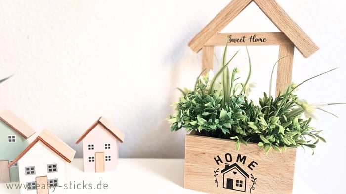 Dekokiste mit Haus aus Holzklötzchen