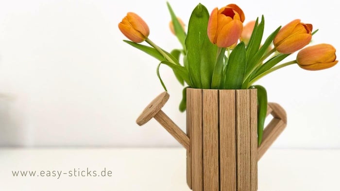 DIY aus Bastelholz: Gießkanne als Blumenvase