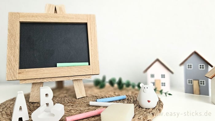 Staffelei und Tafel aus Holzklötzchen
