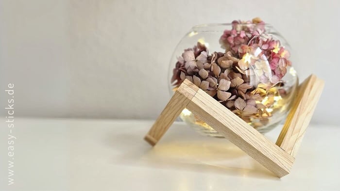 Deko-Ständer aus Holz selber bauen – die einfache DIY-Idee mit Easy-Sticks