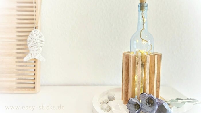 Flaschenlicht basteln mit Holzklötzchen und Altglas